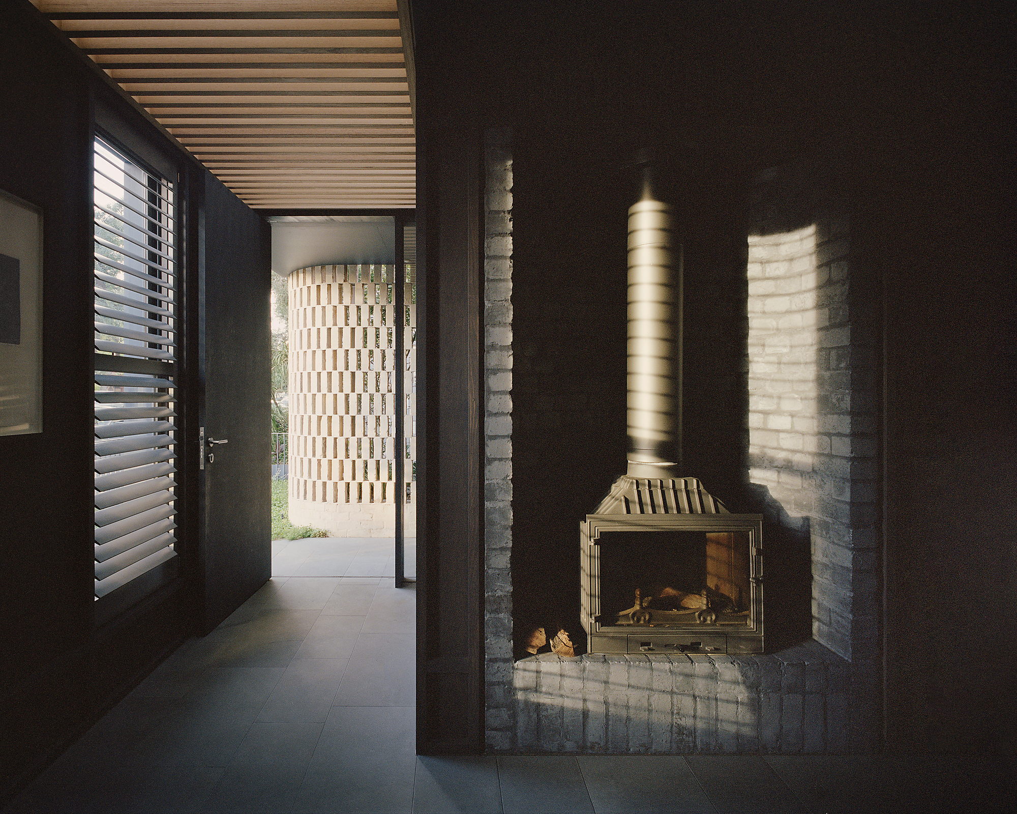 Interior photograph of 8 Yard House by Rory Gardiner